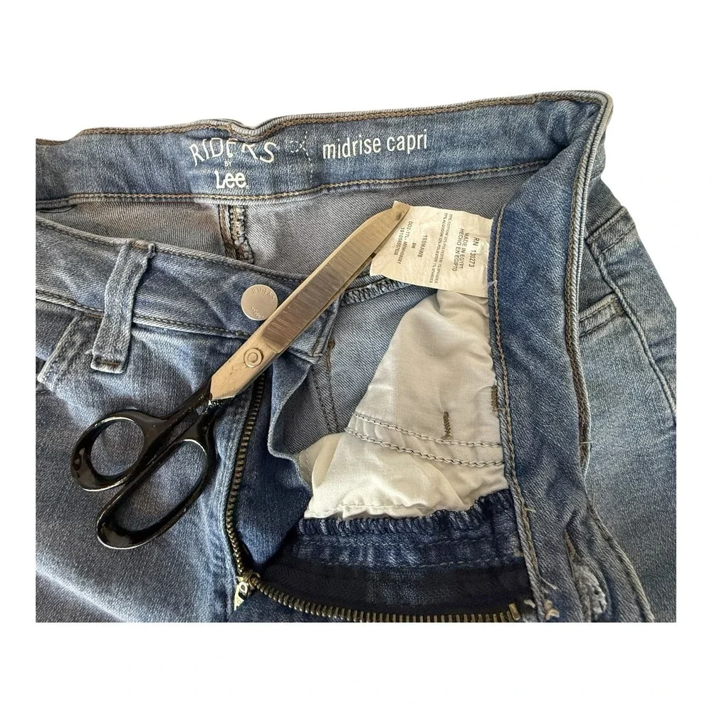 Riders by Lee Mid Rise Capri Jeans Women's Size 8 Light Blue Denim Straight Leg‎